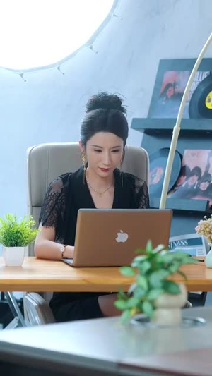 我一个小明星，搞点副业合理吧（82集）哪个网站可以看短剧